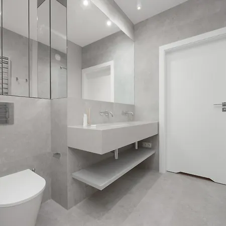 Wola Ludwiki With Parking By Renters Prestige 华沙
